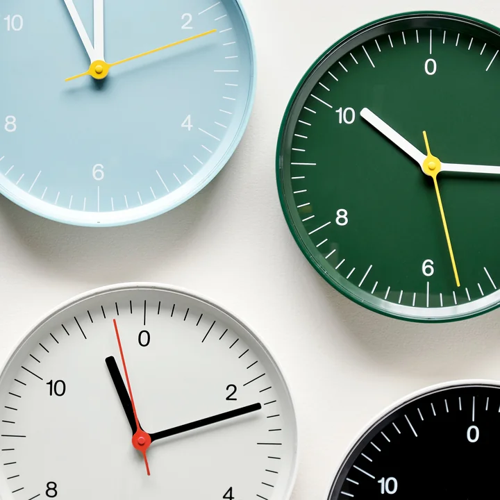 Die Wanduhr des Labels HAY