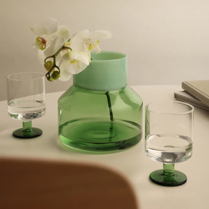 Generous Vase large von Design Letters in der Ausführung milky green / green