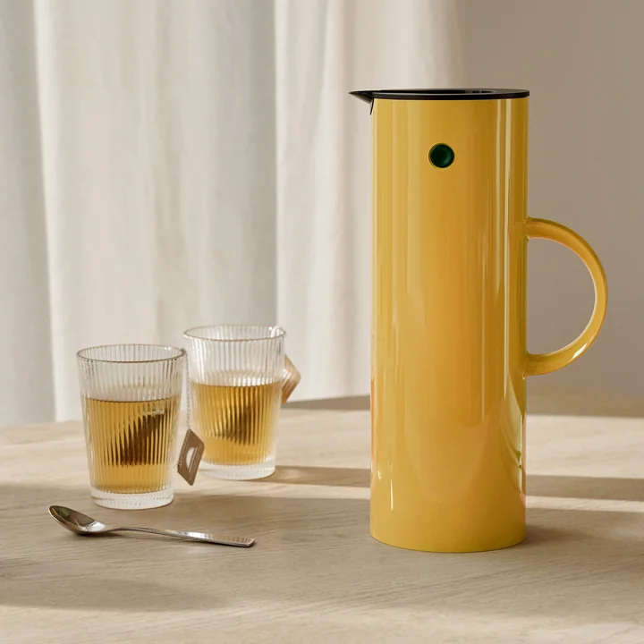 Isolierkanne EM 77 von Stelton in der Farbe poppy yellow