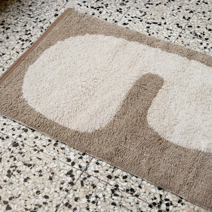 Lay Washable Fußmatte von Ferm Living in der Ausführung dark taupe / off-white