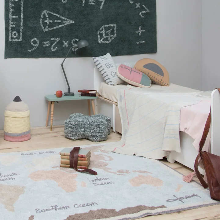 Vintage Map Teppich, 200 x 140 cm, blau / grün / rose / natur von Lorena Canals