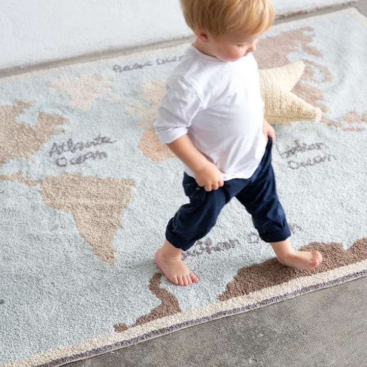 Vintage Map Teppich, 200 x 140 cm, blau / grün / rose / natur von Lorena Canals