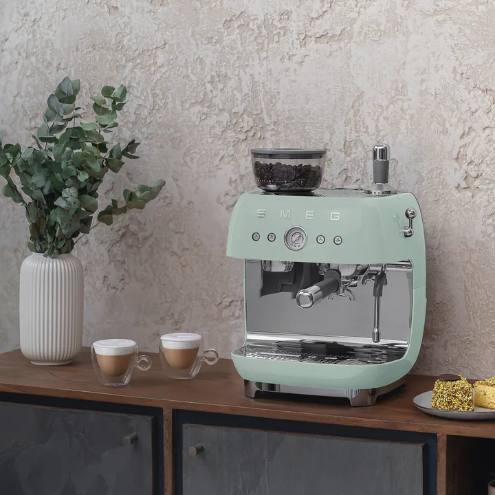 Espressomaschine mit Siebträger EGF03 von Smeg