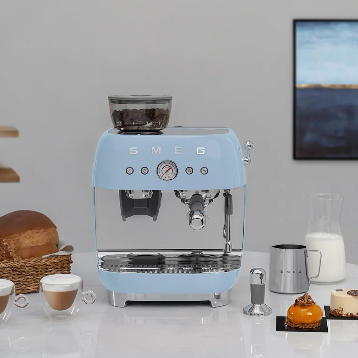 Espressomaschine mit Siebträger EGF03 von Smeg