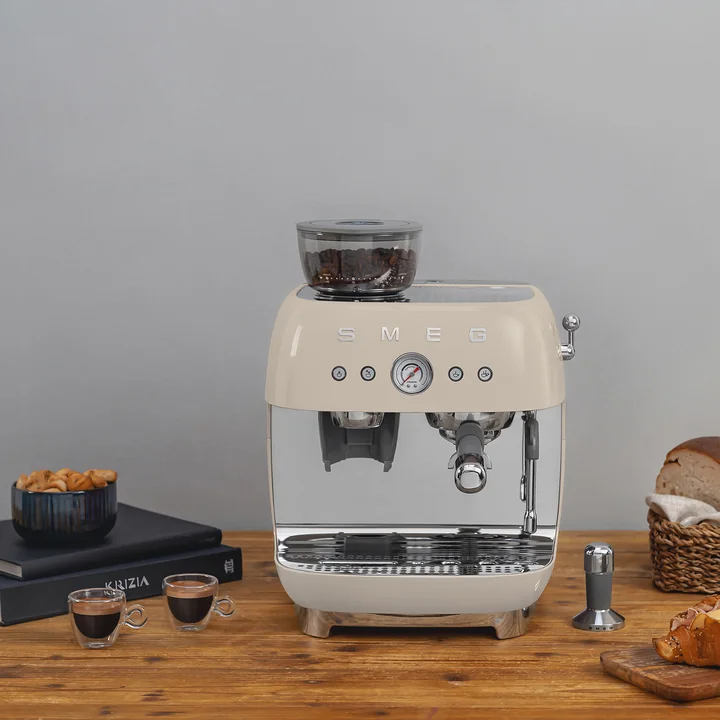 Espressomaschine mit Siebträger EGF03 von Smeg