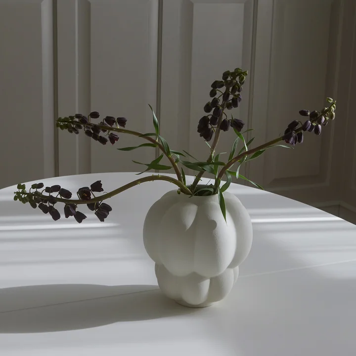 Die UVA Vase von AYTM in der Frage creme