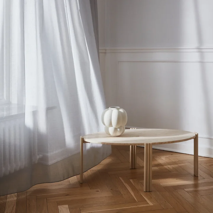 Die UVA Vase von AYTM in der Frage creme