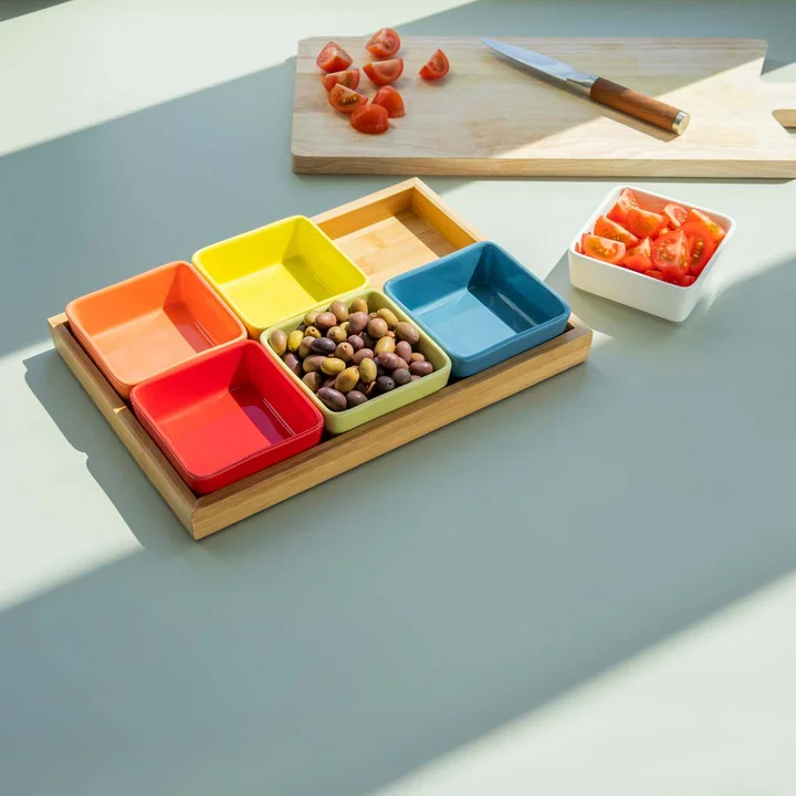 Schalenset mit Holztablett von Remember