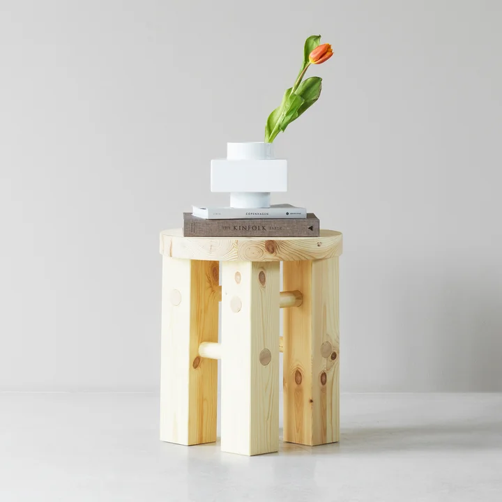 Deko Objects und Fyr Hocker, kiefer von Normann Copenhagen