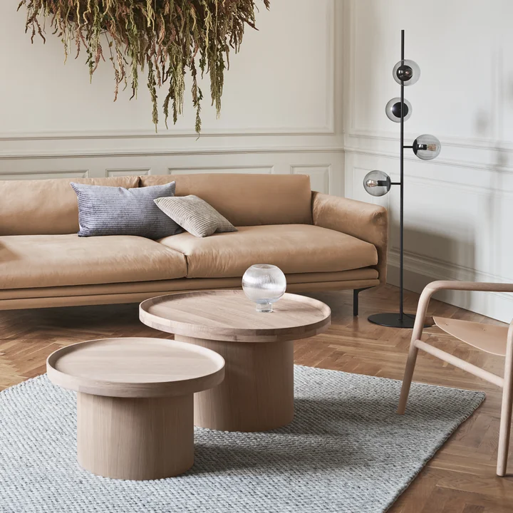 Plateau Couchtisch, Eiche lackiert, Orb Stehleuchte von Bolia