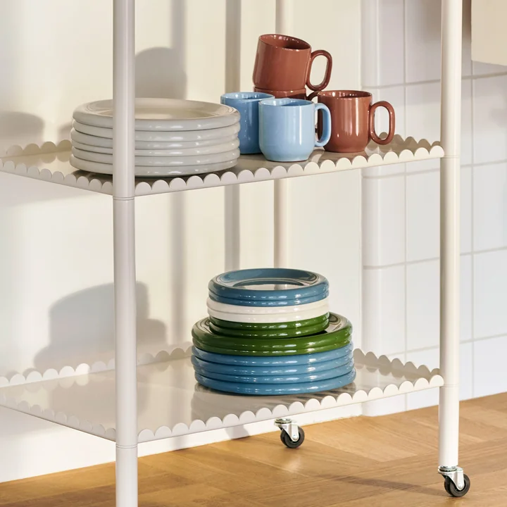 Der Barro Becher mit Henkel und Teller von HAY