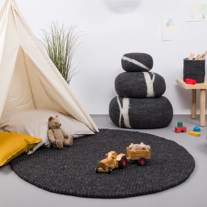 Kieselstein Pouf Hugo dunkelgrau meliert von myfelt