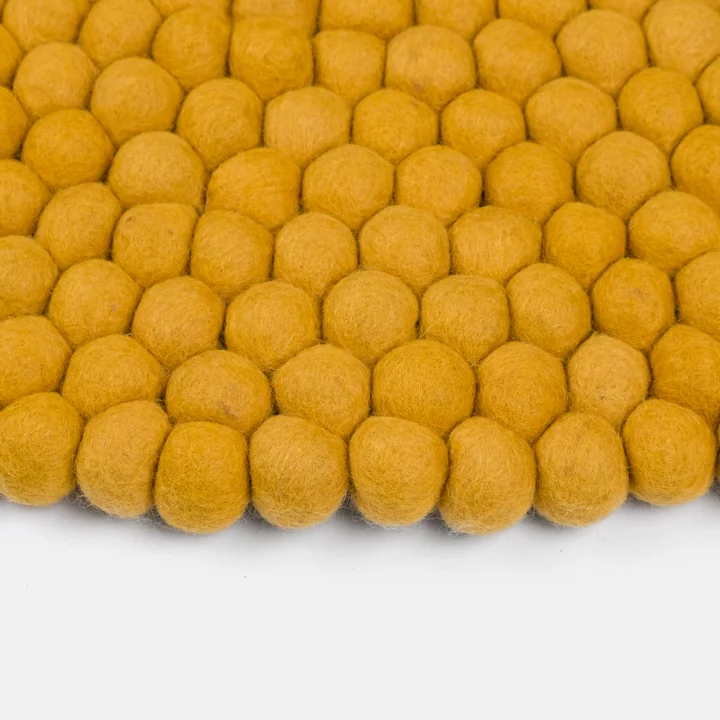 myfelt - Klara Filzkugelteppich rund Detail senfgelb