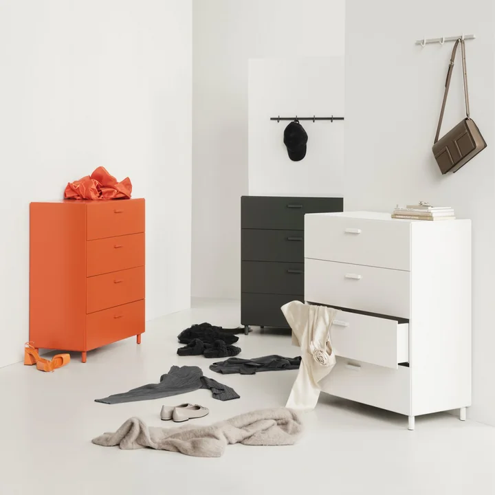 String - Relief Kommode mit Beinen