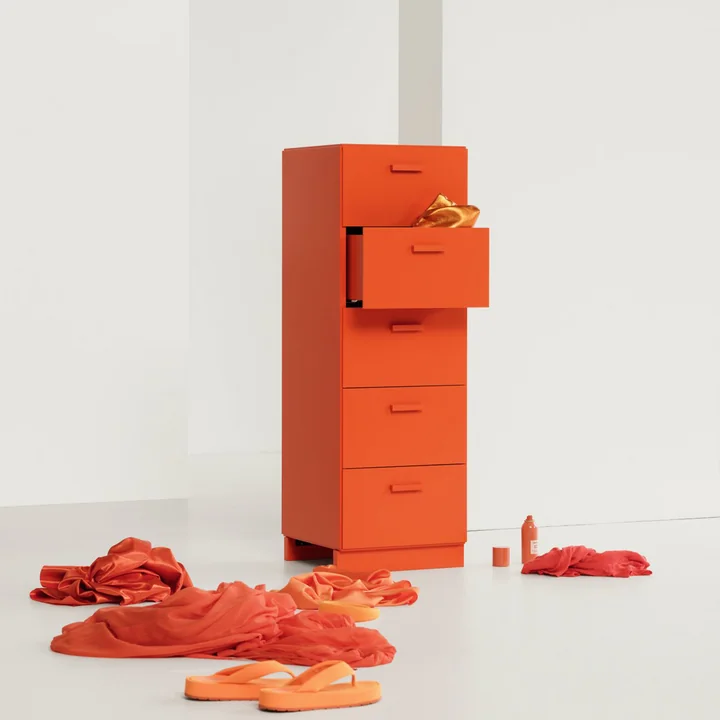 String - Relief Kommode mit Sockel