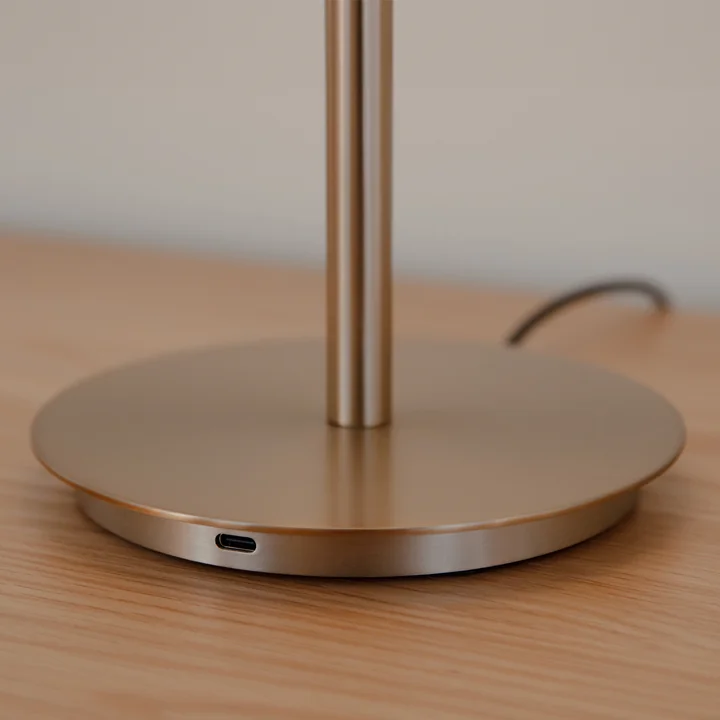 Audrey LED Tischleuchte, messing von Umage