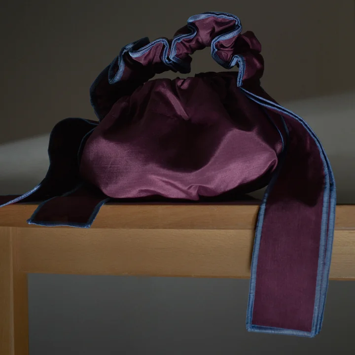  Scrunchie Bag, aubergine von Juslin Maunula