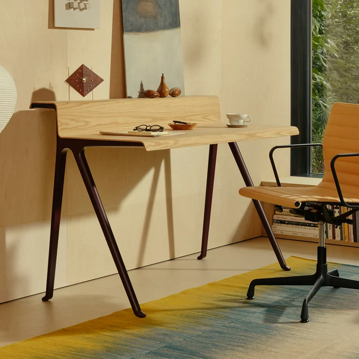 Vitra - Courier Schreibtisch, Eiche hell / tiefschwarz