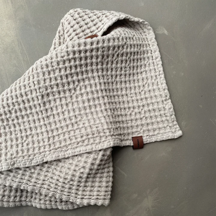 Das Badetuch mit Waffelstruktur von Humdakin, 70 x 135 cm, light stone