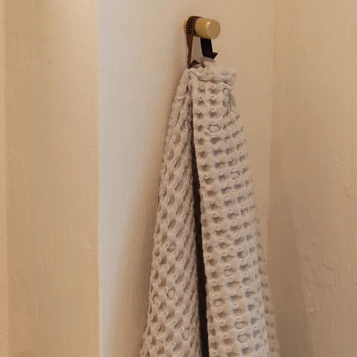 Das Handtuch mit Waffelstruktur von Humdakin, 55 x 80 cm, light stone