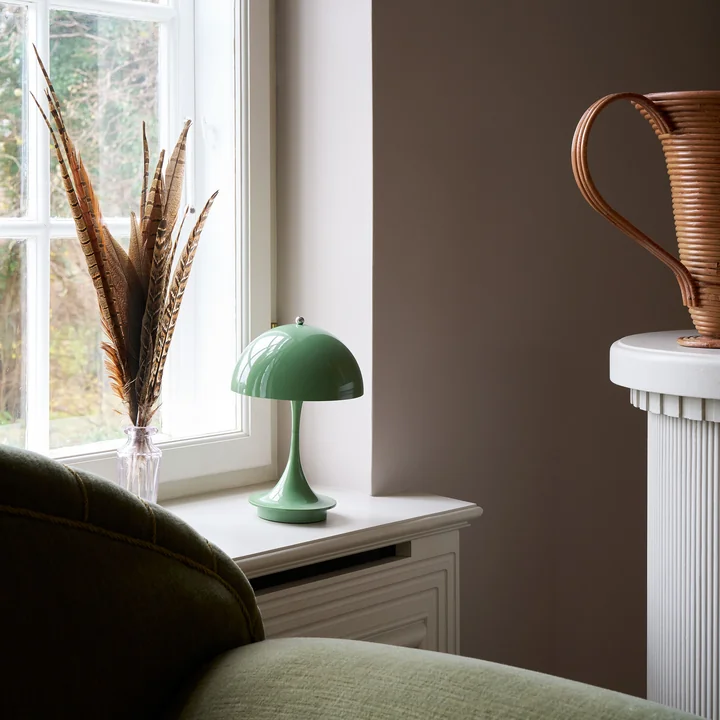 Panthella 160 Portable V3 Akku LED-Tischleuchte, opak moosgrün von Louis Poulsen