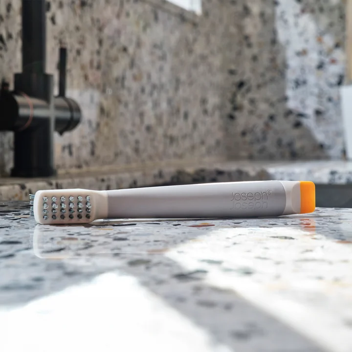 Joseph Joseph - CleanTech 3-in-1 Kleine Reinigungsbürste mit Griff, light stone