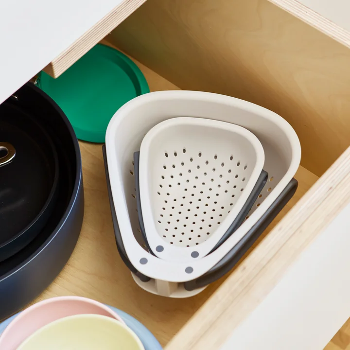 Joseph Joseph - Droplet Küchensieb mit faltbaren Griffen, stone