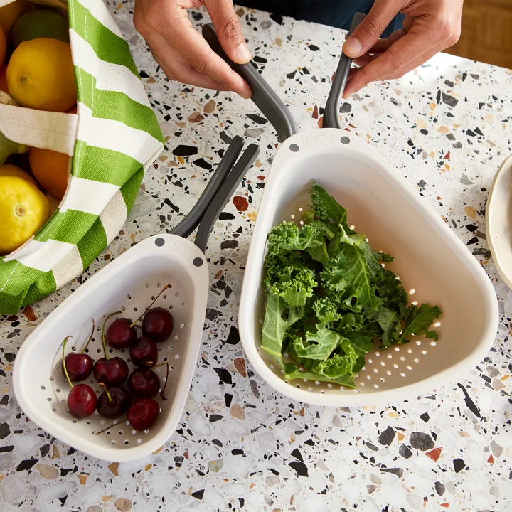 Joseph Joseph - Droplet Küchensieb mit faltbaren Griffen, stone