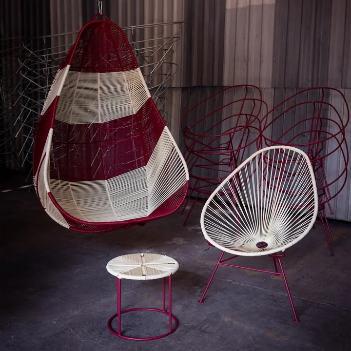 Acapulco Design - Acapulco Classic Chair, Hängestuhl und The Side Table, burgundy red
