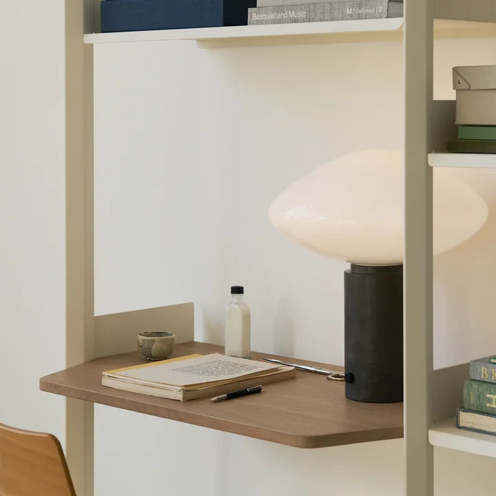 &Tradition - Rombe IF2 Regal mit Schreibtischplatte, Eichenfurnier / alabaster/ Regalböden alabaster