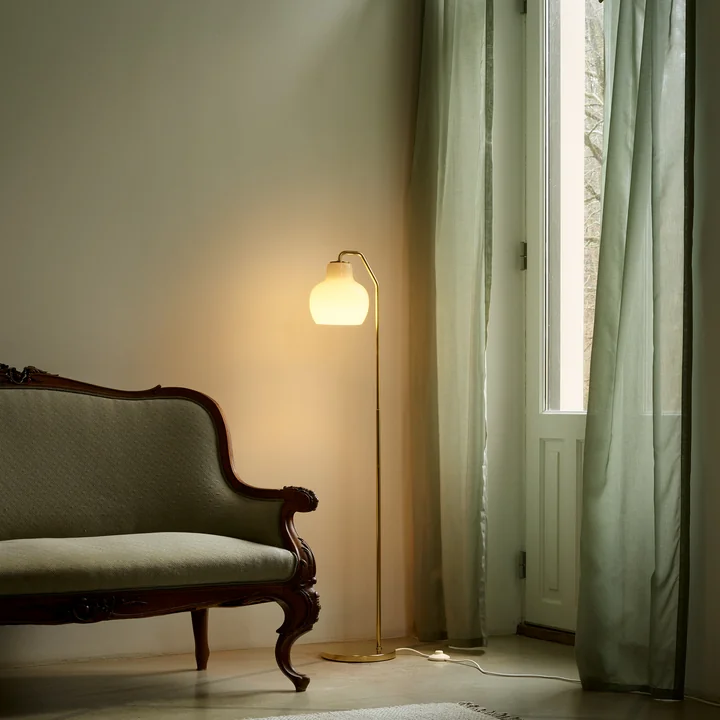 Louis Poulsen - VL Ring Crown Tischleuchte & Stehleuchte, messing / opal