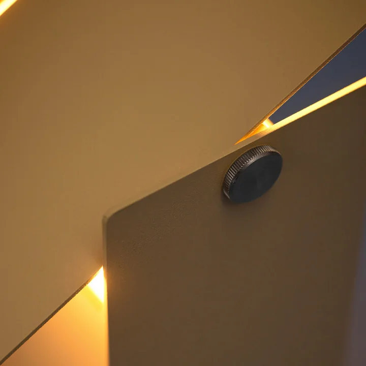 Moebe - Pivoting Tischleuchte, sand