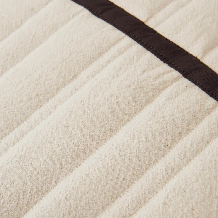 Ferm Living - Vari, gesteppt, natur / dunkle schokolade