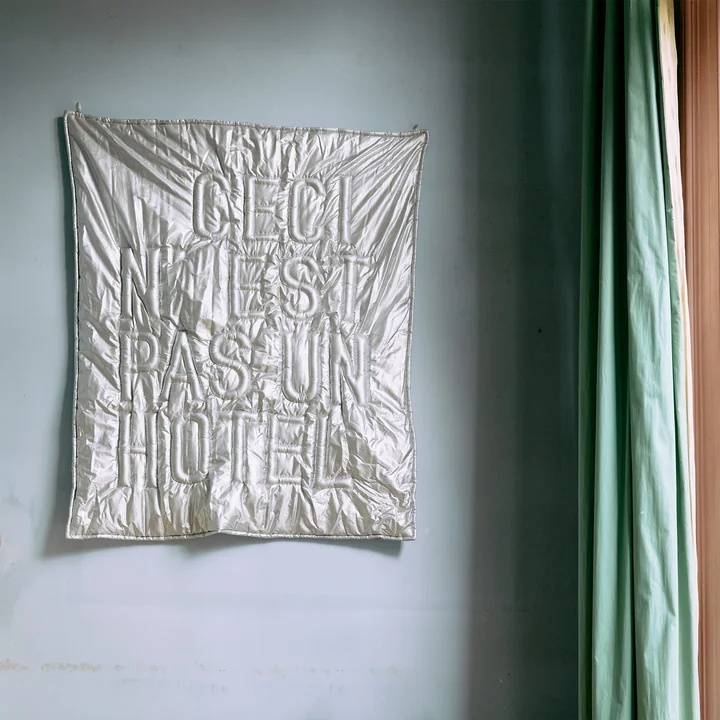 Hkliving - Wall Art Wanddeko 'Ceci n'est pas un hôtel', 100 x 120 cm, silber