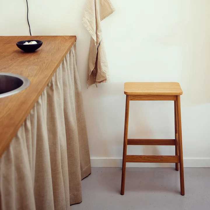 Form & Refine - Angle Barhocker H 65 cm, Eiche geölt