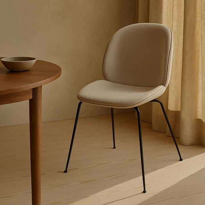 Gubi - Beetle Dining Chair Vollpolsterung (Conic Base), schwarz / Vidar (146) / Leder Valencia (Exclusive Edtion)