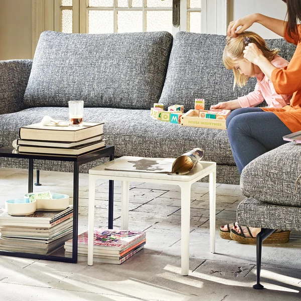 Der robuste Vitra Plate Table aus Carrara Marmor