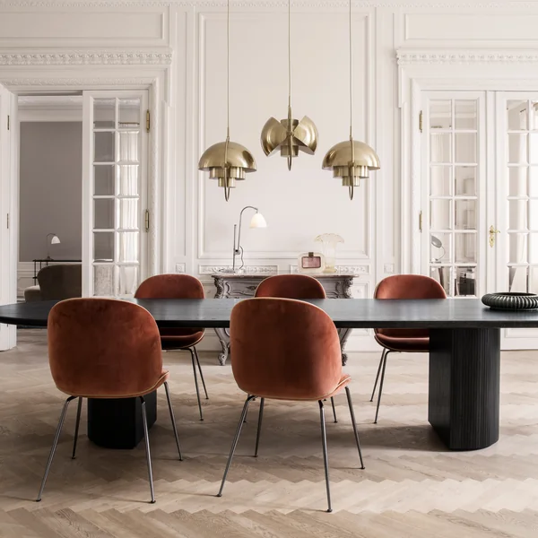 Multi-Lite Pendelleuchte von Gubi über dem Esstisch