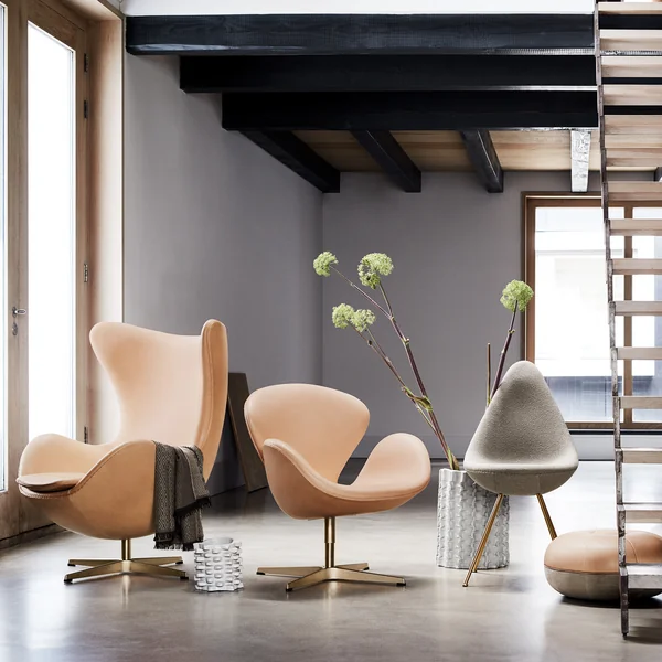 Die Fritz Hansen Jubiläums- Serie - Wolldecke, Schwan Sessel und Ei Sessel mit Drop Stuhl