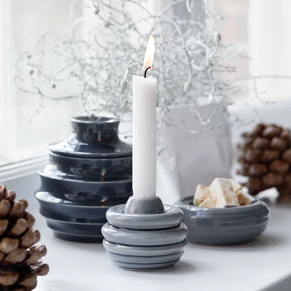 Cono Kerzenhalter, Ø 8,5 x H 7 cm in hellgrau von Kähler Design winterlich dekoriert