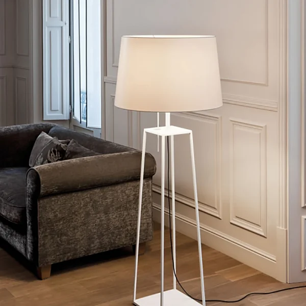 Tiffany 1 Stehleuchte von Carpyen in weiß im Wohnzimmer