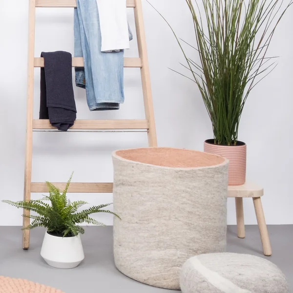 Filzkorb Béla in beige meliert / rosa von myfelt im Badezimmer