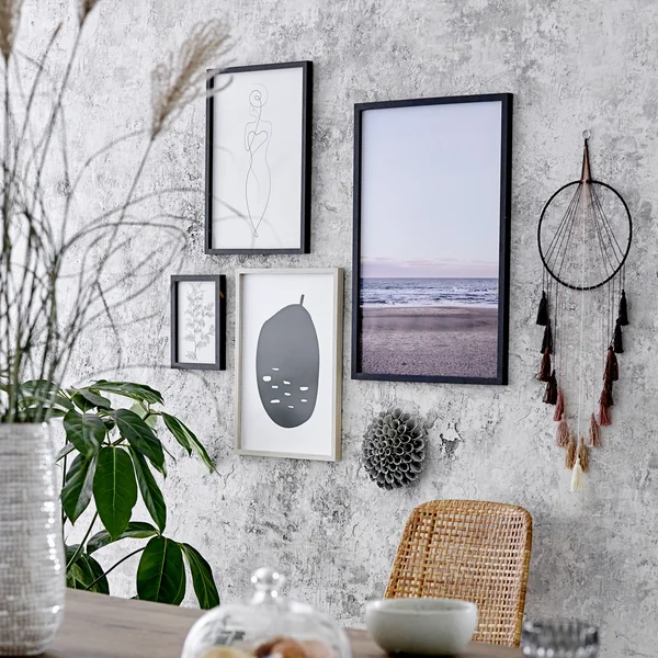 Bilderrahmen von Bloomingville zu mehreren an der Wand arrangiert