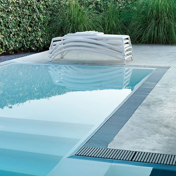 Atlantico Outdoor Liege von Nardi zu mehreren am Pool gestapelt