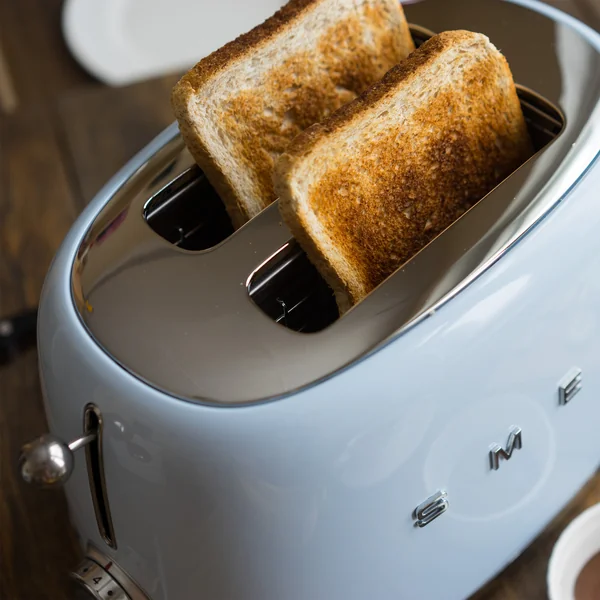 2-Scheiben Toaster TSF01 in pastellblau von Smeg mit Toastscheiben