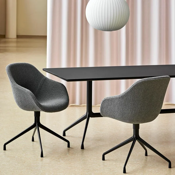 About A Chair AAC 121 von HAY am Tisch