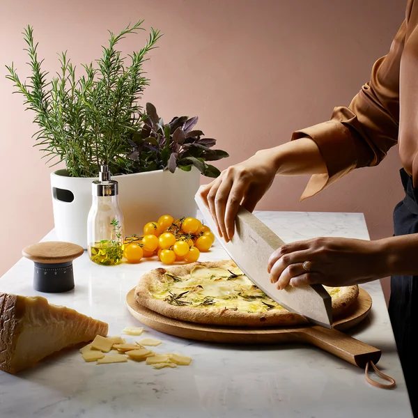 Kurzzeitmesser, Pizza- und Kräutermesser, Selbstbewässernder Herb-Organiser und Nordic Kitchen Holzschneidebrett von Eva Solo