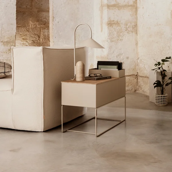 Plant Box large, cashmere von Ferm Living neben dem Sofa