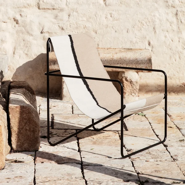 Desert Chair, schwarz / soil von Ferm Living