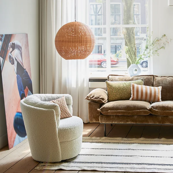 Die Bambus Pendelleuchte Ball, Ø 60 cm, natur und der Twister Sessel, crème von HKliving im Wohnzimmer